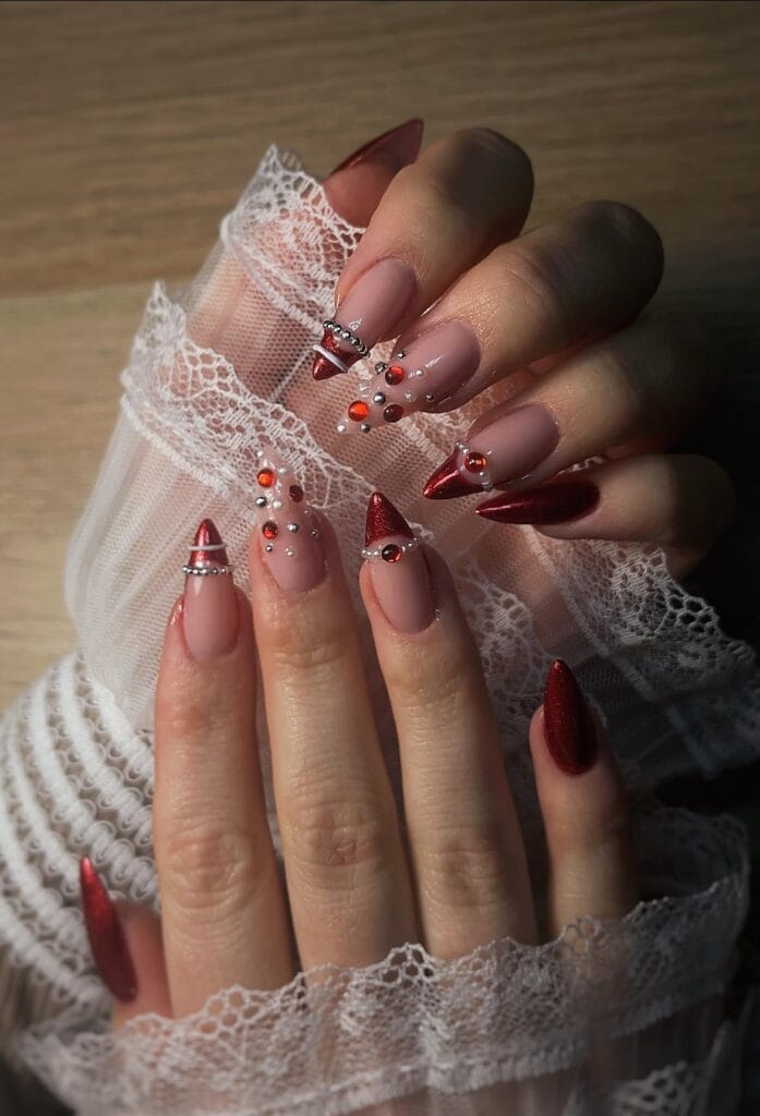 Ongles bijoux, strass et bagues d'ongles rouge chromé