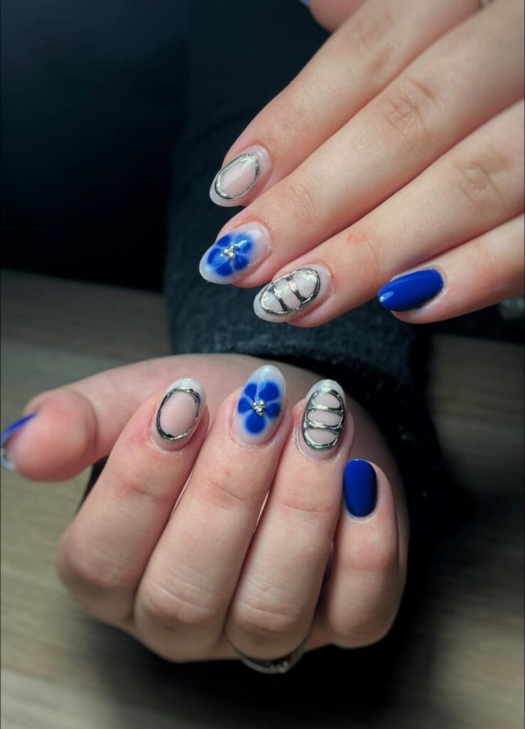 Ongles métallique chrome et fleur bleu en blooming gel