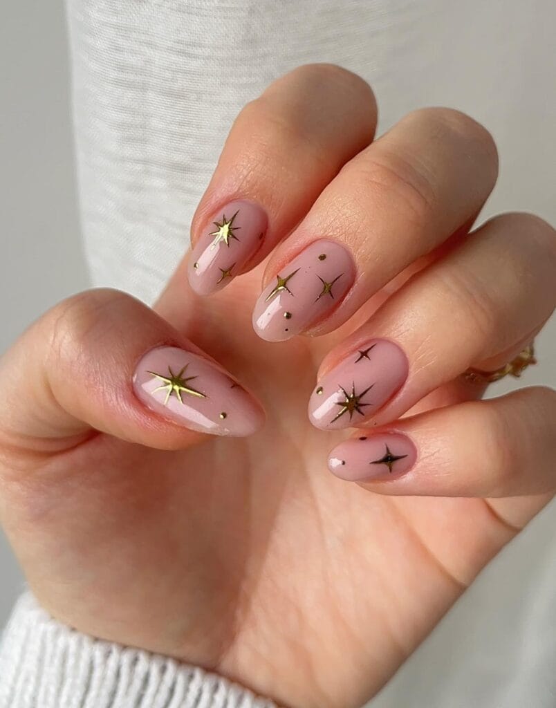 Ongles étoiles chrome doré