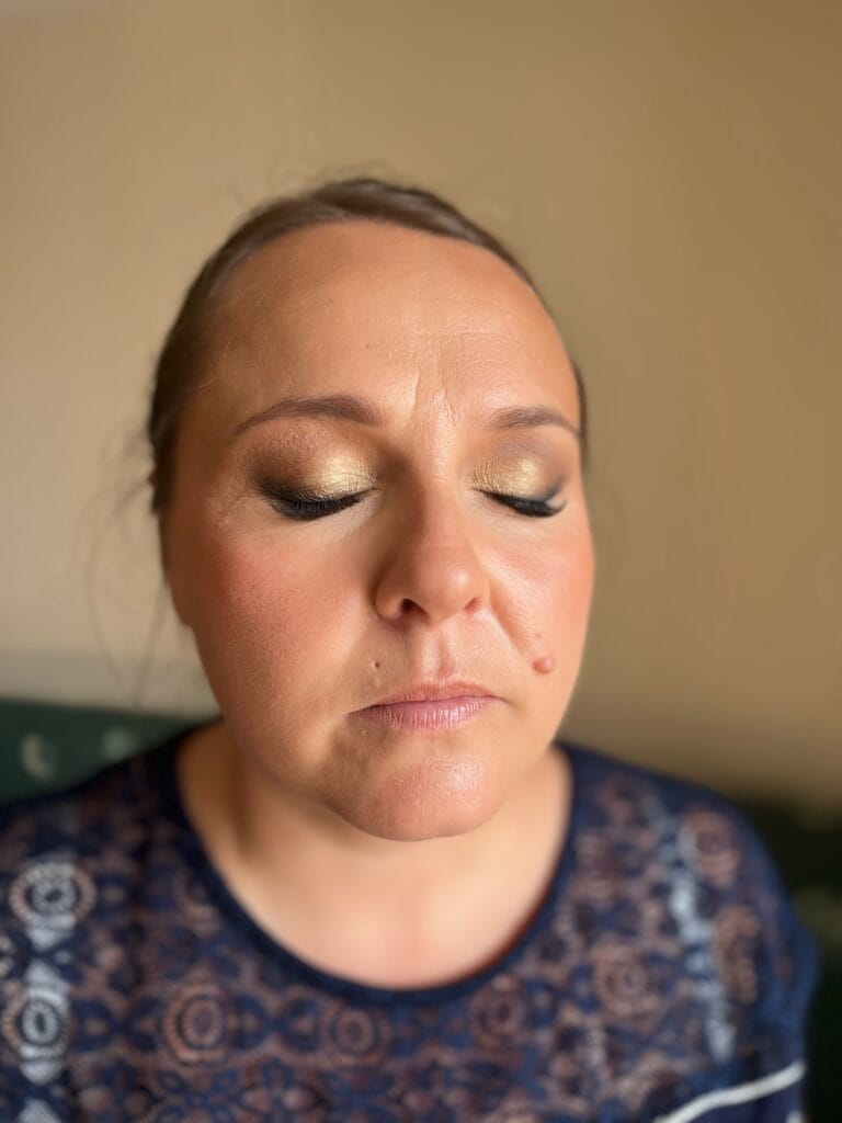 Maquillage mariage doré lumineux avec liner fumé noir
