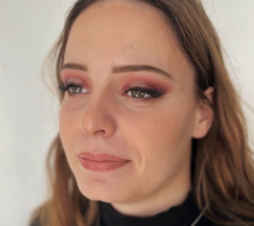 Maquillage anniversaire rose à paillettes avec liner fumé noir