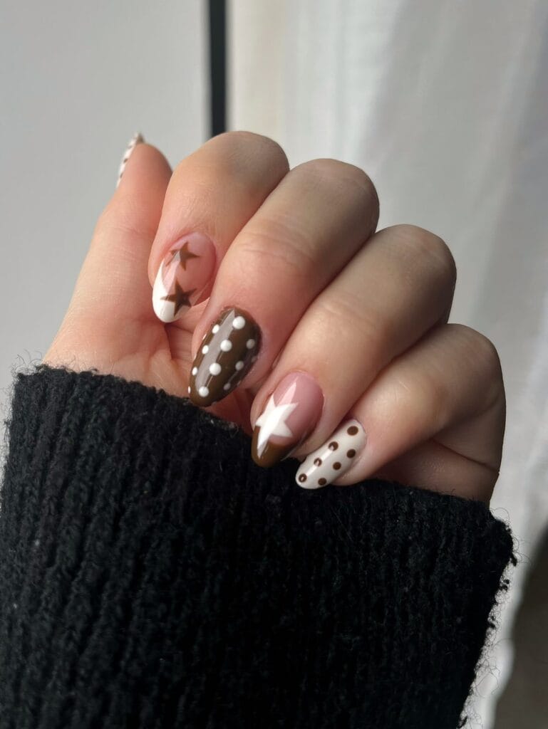 Ongles tendance 2026, étoiles et pois marron et blanc